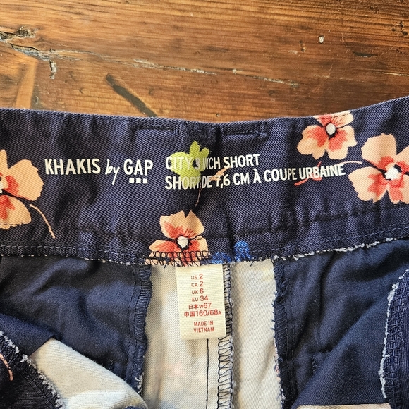 Khakis by Gap Women's Shorts Size 2 Floral Navy Blue City 3 Inch Short Cotton - Picture 4 of 6